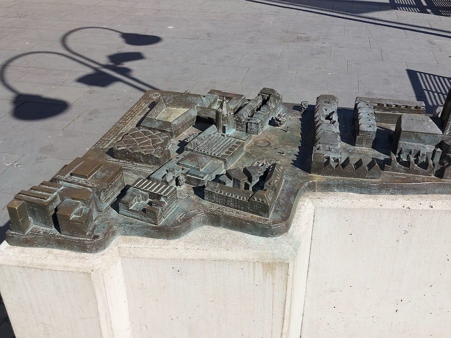 Bronze model of Rathaus