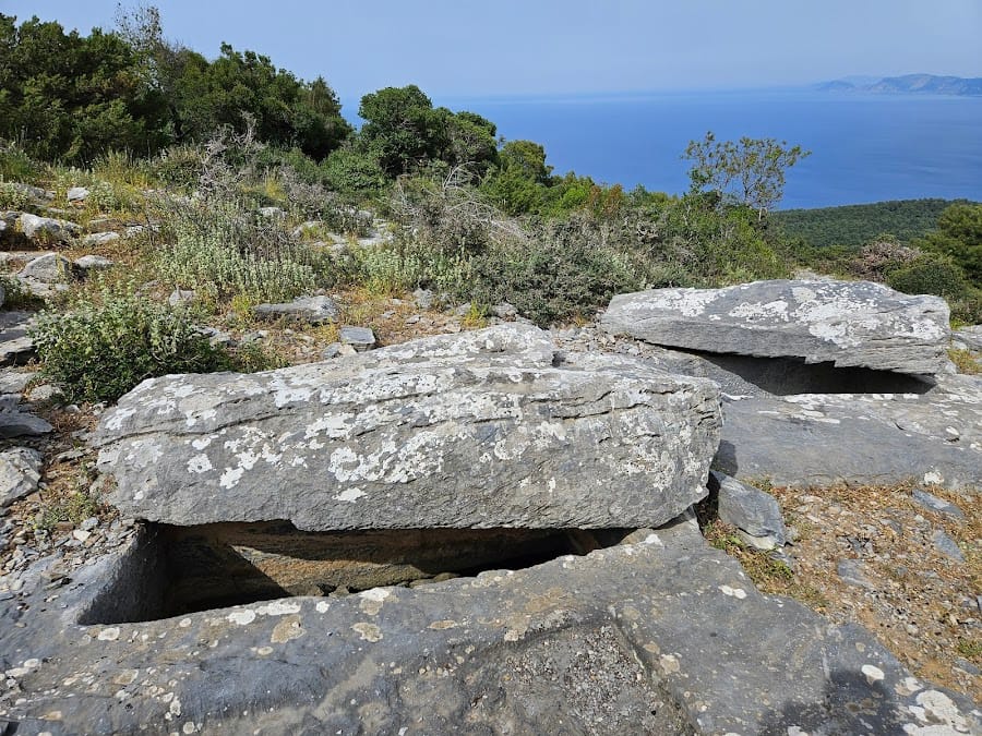 Carved Graves Sedoukia