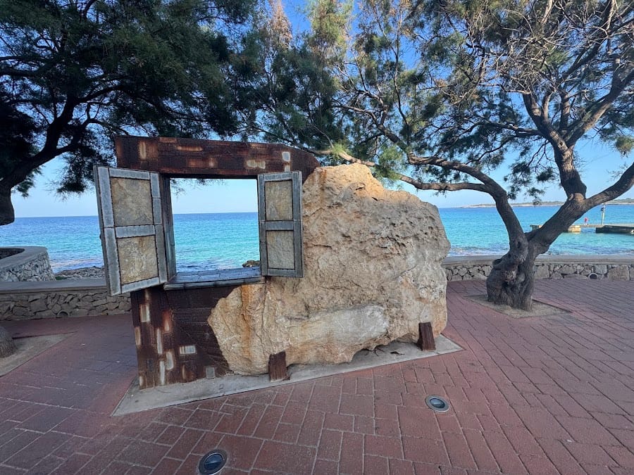 Escultura Finestra al mar.
