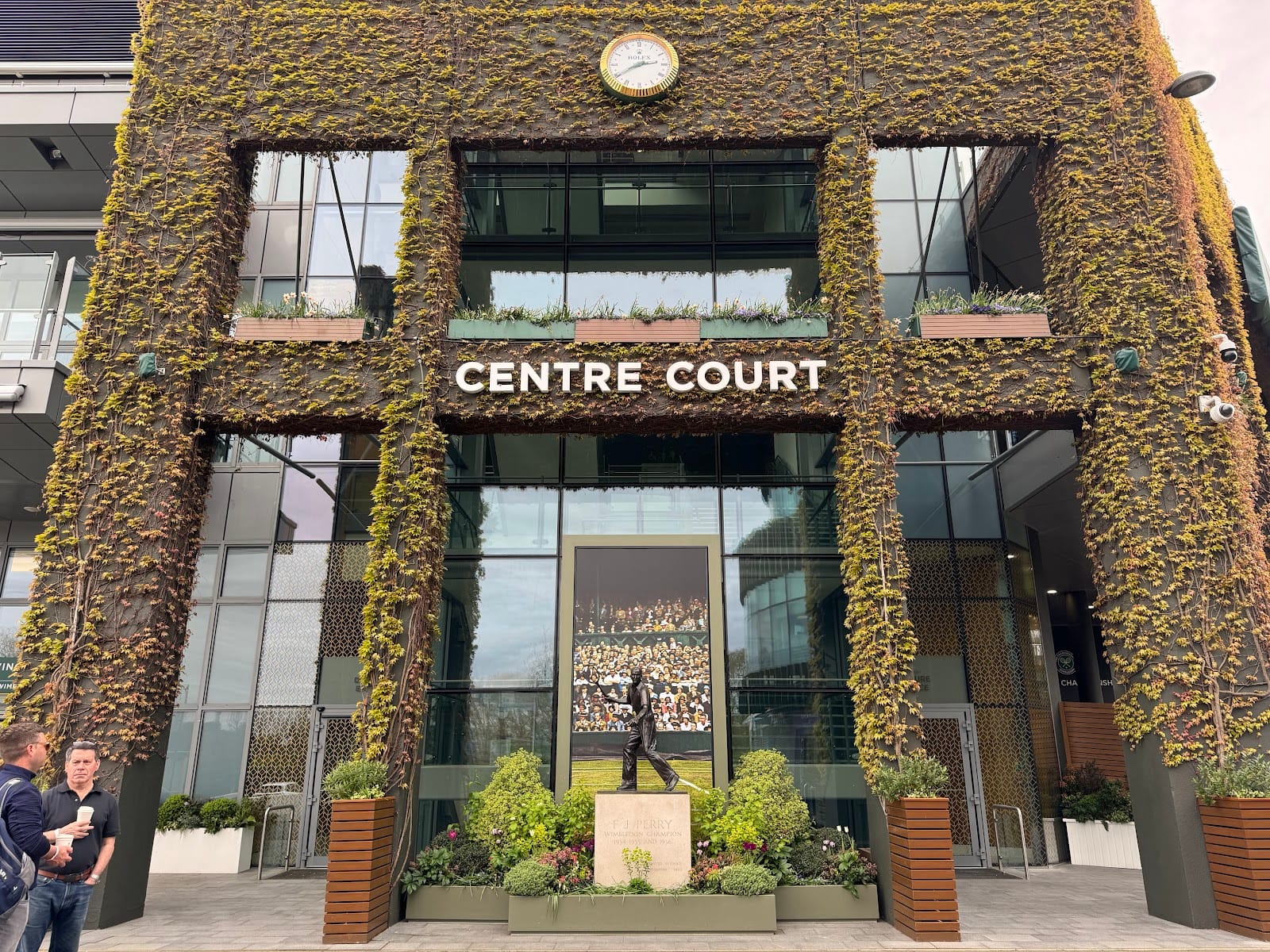 Watch the Wimbledon final on Henman Hill — the £8 ground pass that beats £4,000 — photo