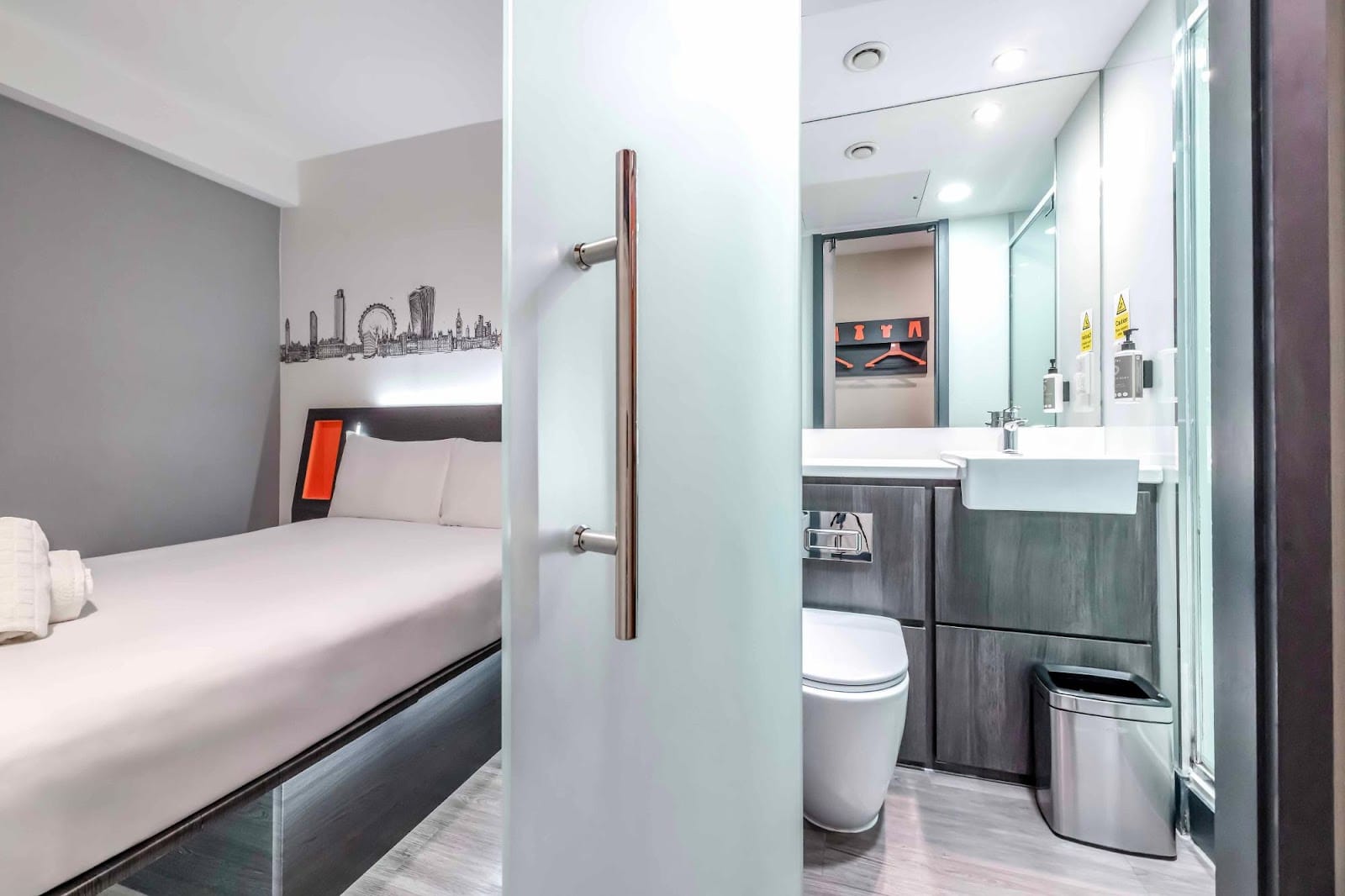 Save 20% on easyHotel rooms across UK — photo