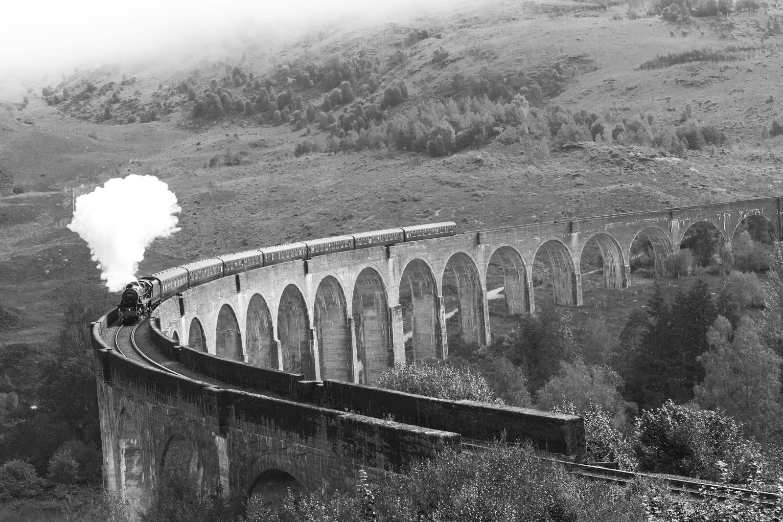 See Harry Potter platform 9¾ then ride a real Hogwarts Express — Scotland's Jaco — photo