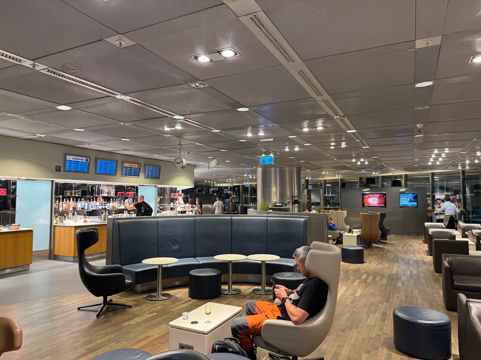 Revolut Business: no-FX-fee spending abroad + free metal card for UK businesses — photo