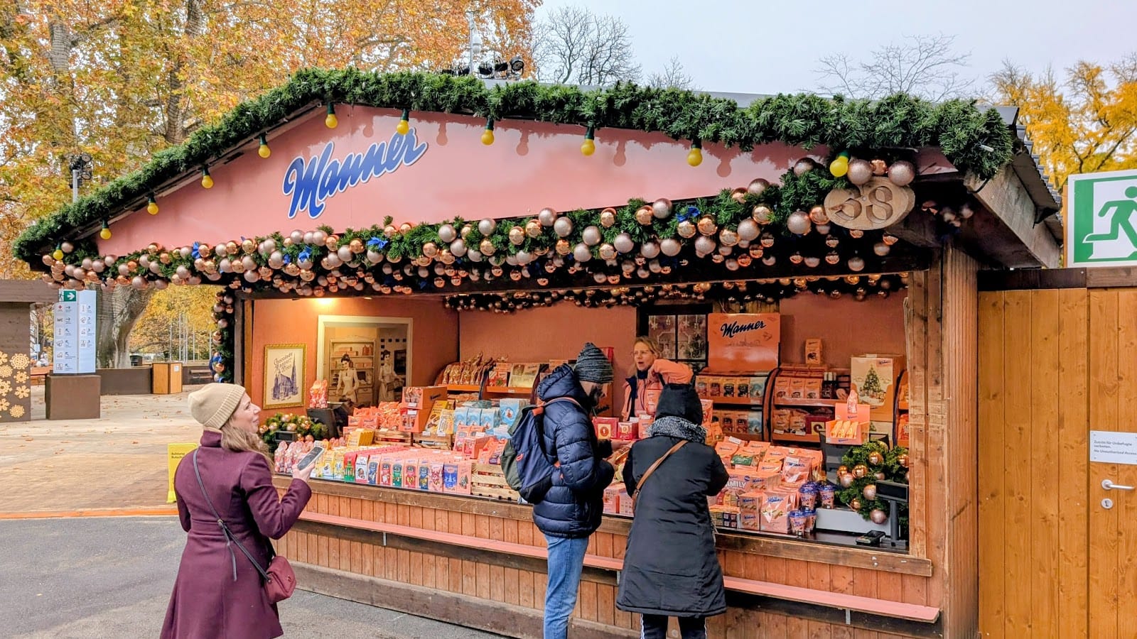 Vienna Christmas Markets 2026: Rathausplatz lights, Schönbrunn glühwein, all under £200 1