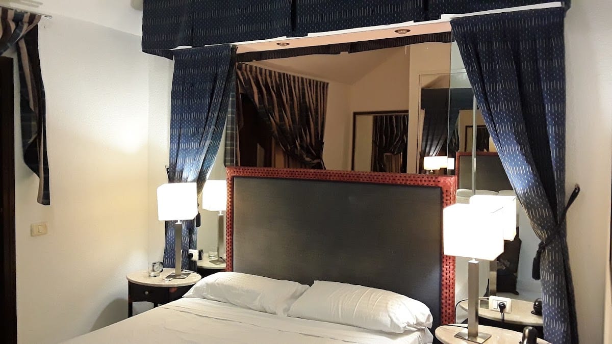 Hollywood Mirage photo 2