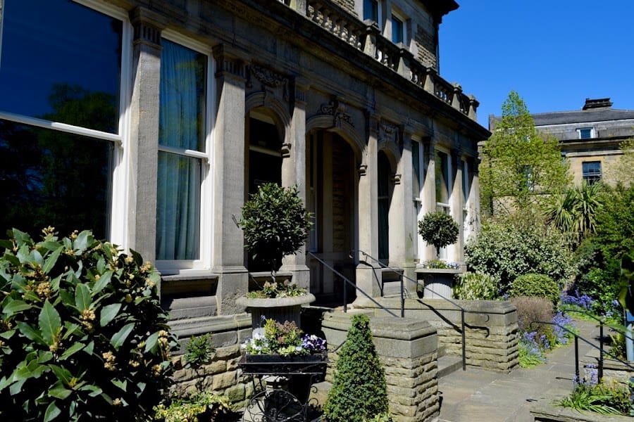 White Hart Hotel & Apartments
