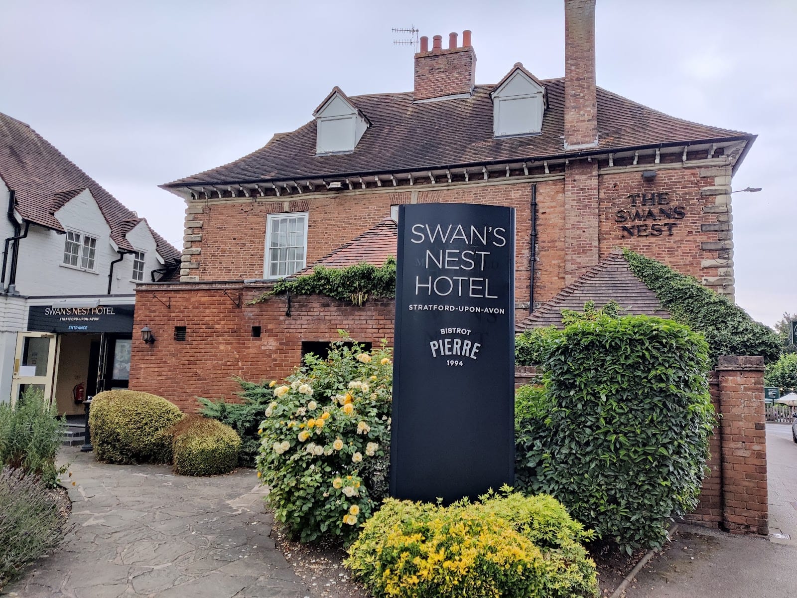 Where to Stay in Stratford-upon-Avon: Best Areas — photo