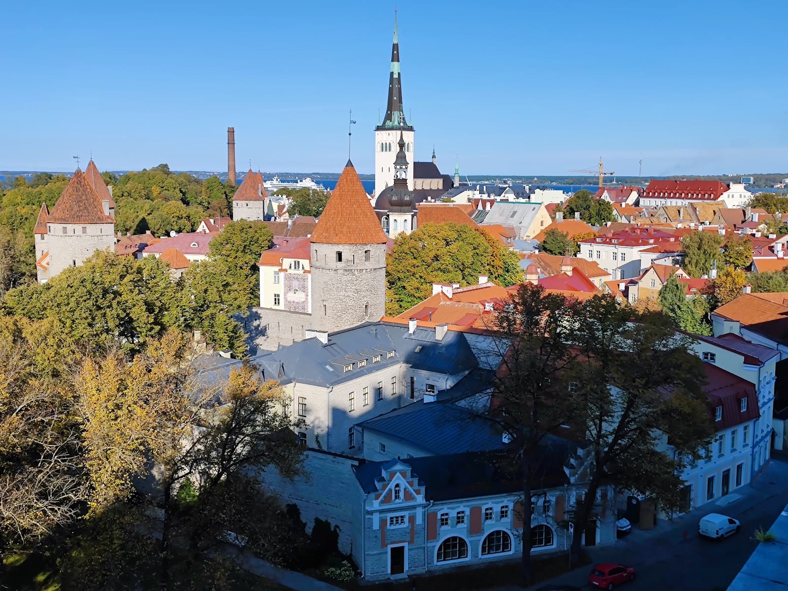 Tallinn Christmas Market: medieval old town + the world's oldest