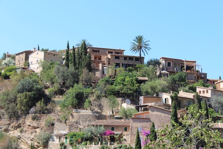 Return flights to Palma Majorca from Luton from £27